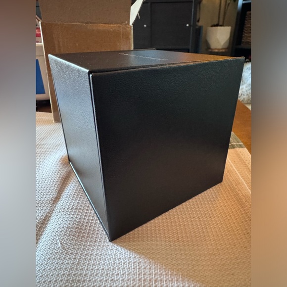 Silver cable bracelet with pearl like stone and diamond-like detail - Picture 6 of 6